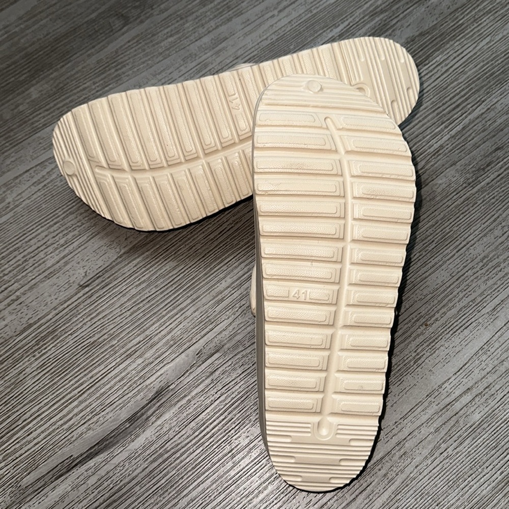 Women’s Clogs - Picture 3 of 3